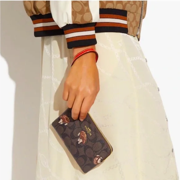 COACH Corner Zip Wristlet Wallet  In Signature Canvas With Hedgehog NWT - Picture 3 of 9